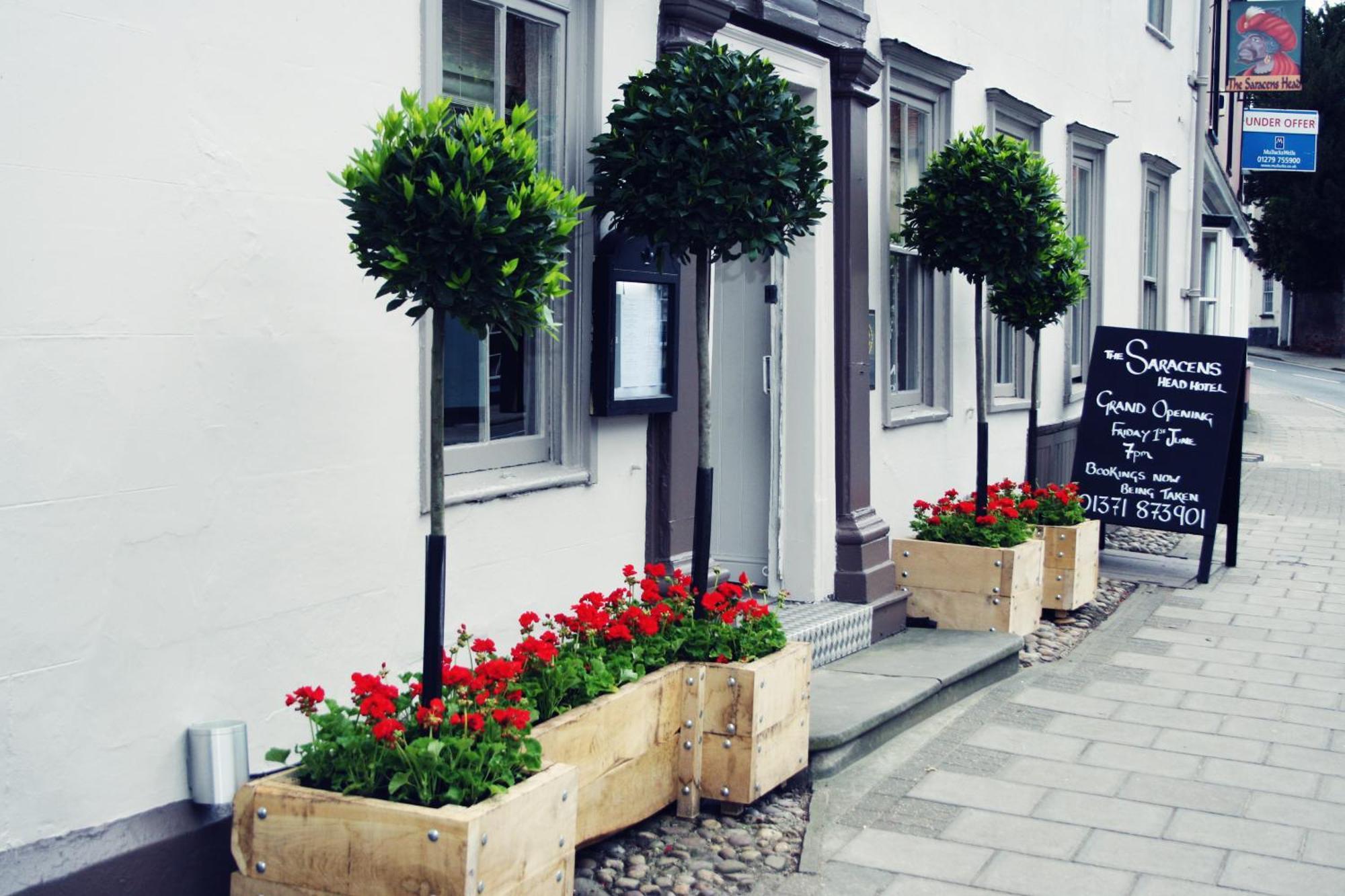 The Saracens Head Hotel Great Dunmow Exterior foto